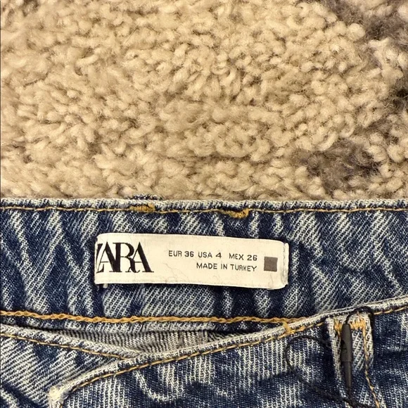 NWT Zara Women's Relaxed Fit Jeans - Picture 2 of 4